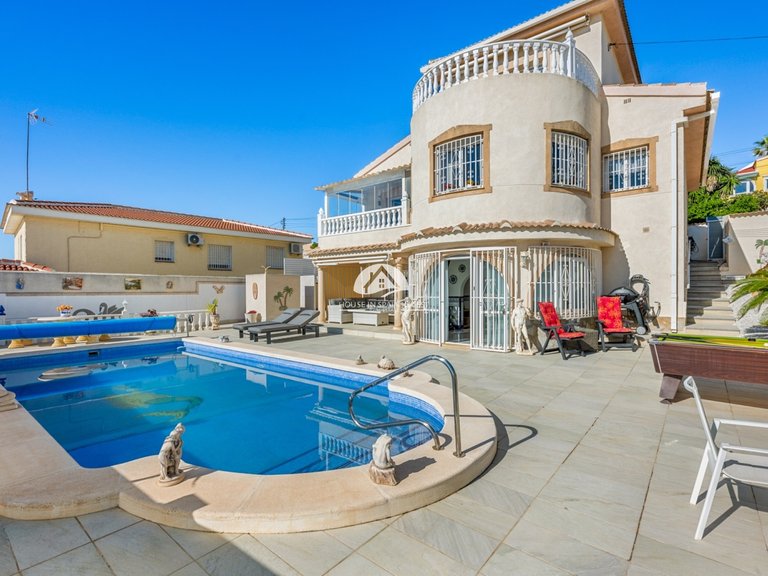 Villa for Sale in Ciudad Quesada Rojales - Ciudad Quesada, Alicante 2
