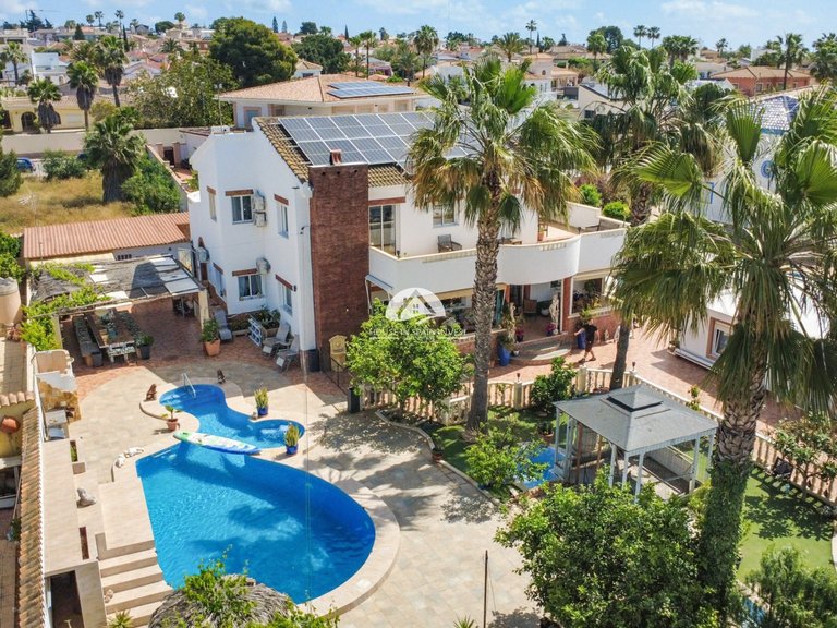 Villa for Sale in Ciudad Quesada Rojales - Ciudad Quesada, Alicante 1