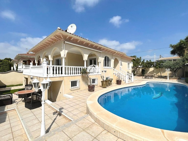 Villa for Sale in Ciudad Quesada Rojales - Ciudad Quesada, Alicante 1