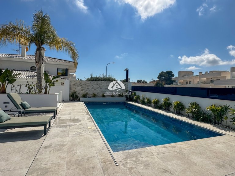 Villa for Sale in Villamartín - Las Filipinas Orihuela Costa, Alicante 7