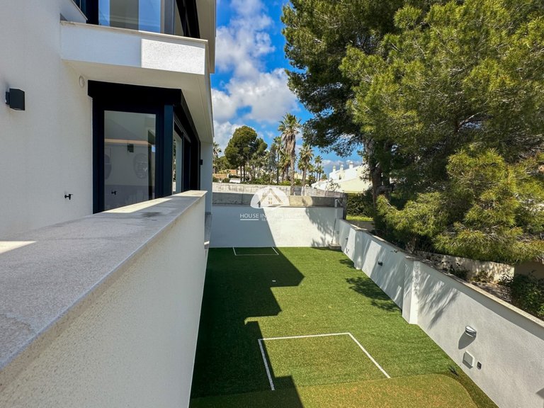 Villa for Sale in Villamartín - Las Filipinas Orihuela Costa, Alicante 32