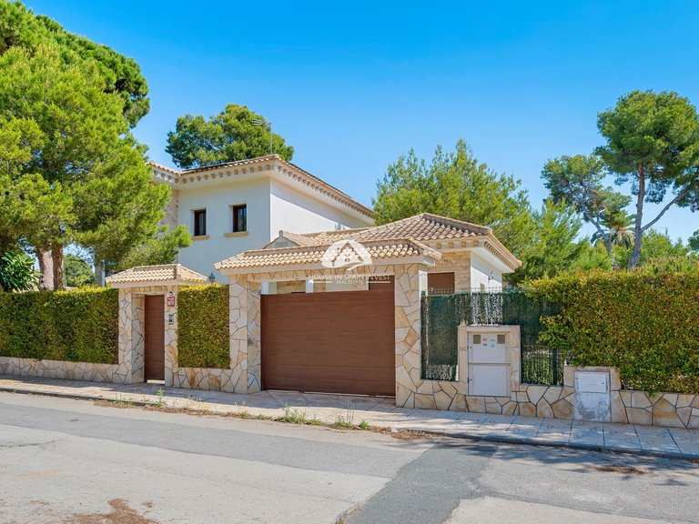 Villa for Sale in Dehesa de Campoamor Orihuela Costa, Alicante 2