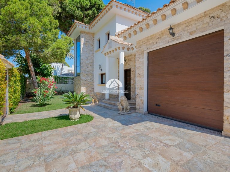Villa for Sale in Dehesa de Campoamor Orihuela Costa, Alicante 35
