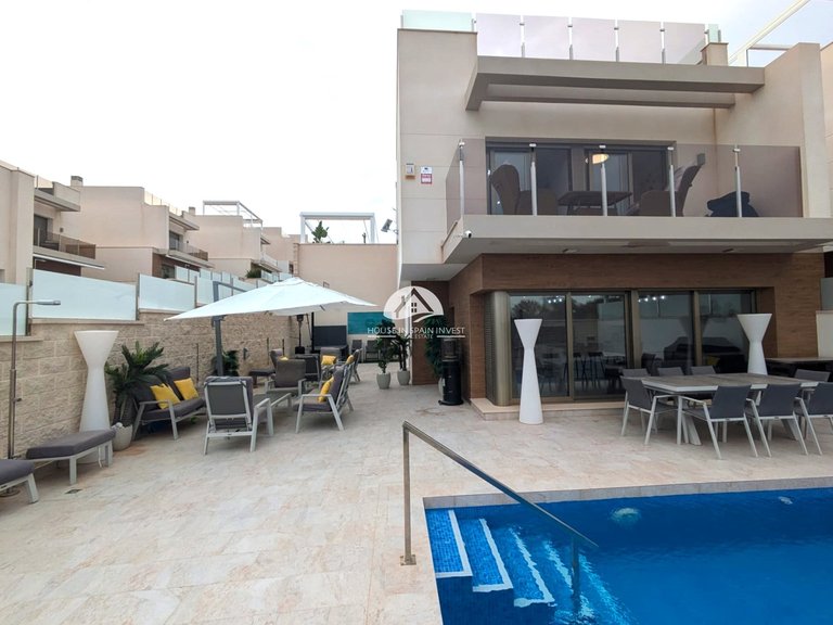 Villa for Sale in Villamartín - Las Filipinas Orihuela Costa, Alicante 1