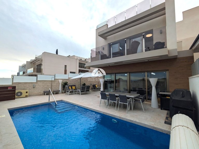 Villa for Sale in Villamartín - Las Filipinas Orihuela Costa, Alicante 2