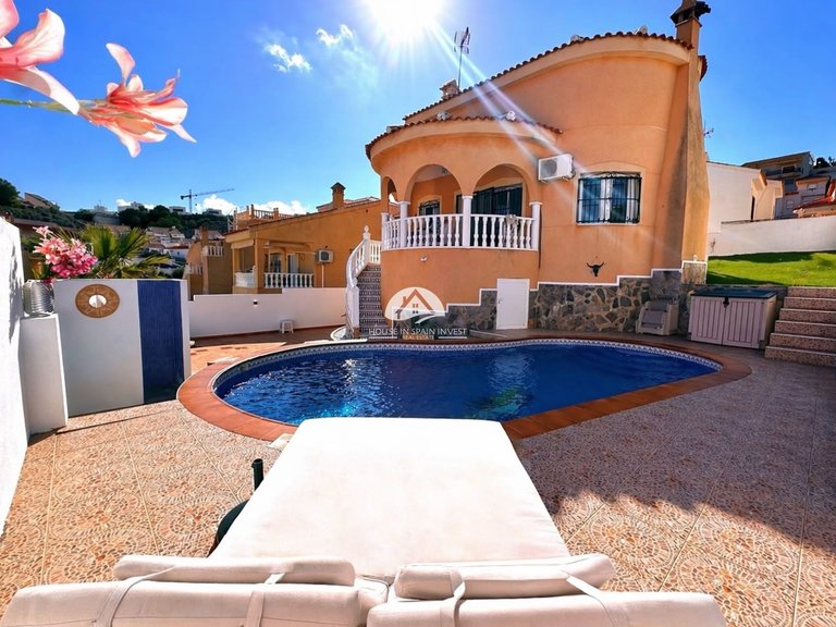 Villa for Sale in Ciudad Quesada Rojales - Ciudad Quesada, Alicante 1