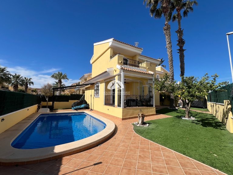 Villa for Sale in Villamartín - Las Filipinas Orihuela Costa, Alicante 1