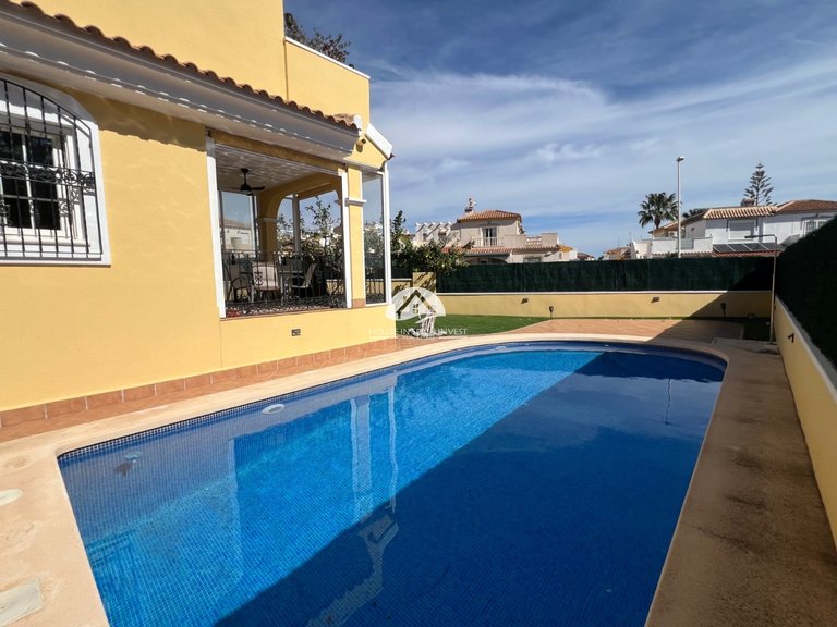 Villa for Sale in Villamartín - Las Filipinas Orihuela Costa, Alicante 6