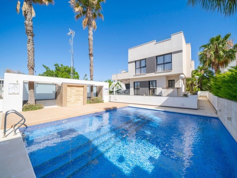 Villa for Sale in Ciudad Quesada Rojales - Ciudad Quesada, Alicante 1