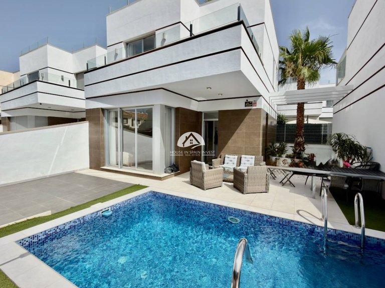 Villa for Sale in Ciudad Quesada Rojales - Ciudad Quesada, Alicante 1
