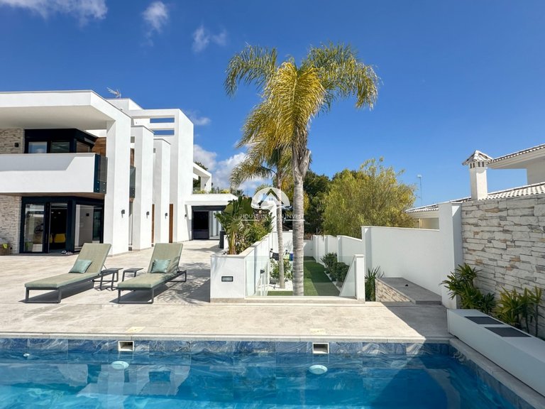 Villa for Sale in Villamartín - Las Filipinas Orihuela Costa, Alicante 3