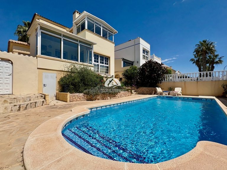 Villa for Sale in Villamartín - Las Filipinas Orihuela Costa, Alicante 2