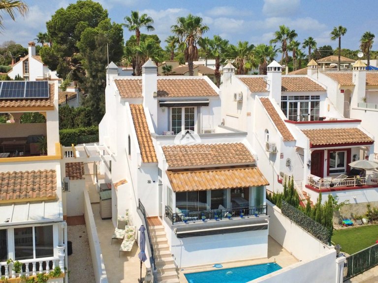Villa for Sale in Villamartín - Las Filipinas Orihuela Costa, Alicante 1