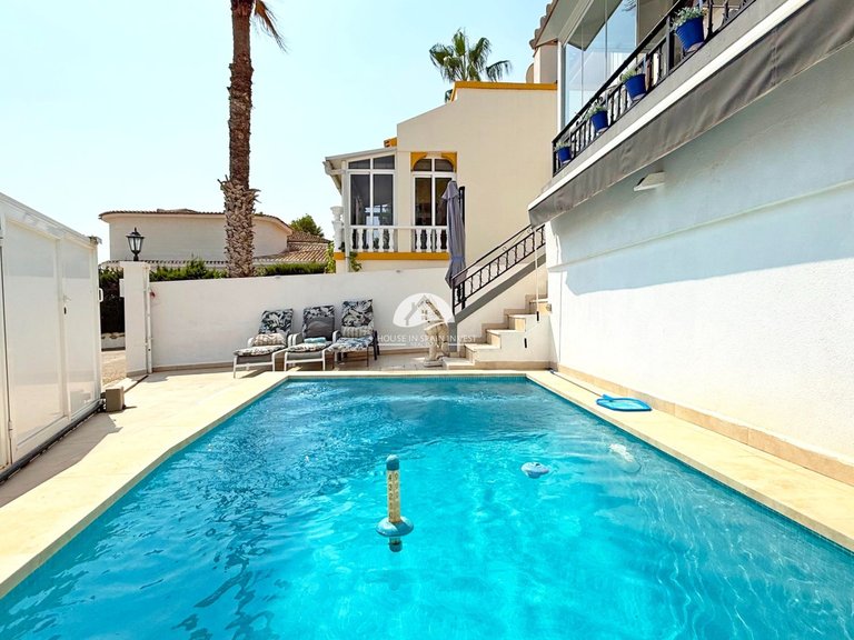 Villa for Sale in Villamartín - Las Filipinas Orihuela Costa, Alicante 2