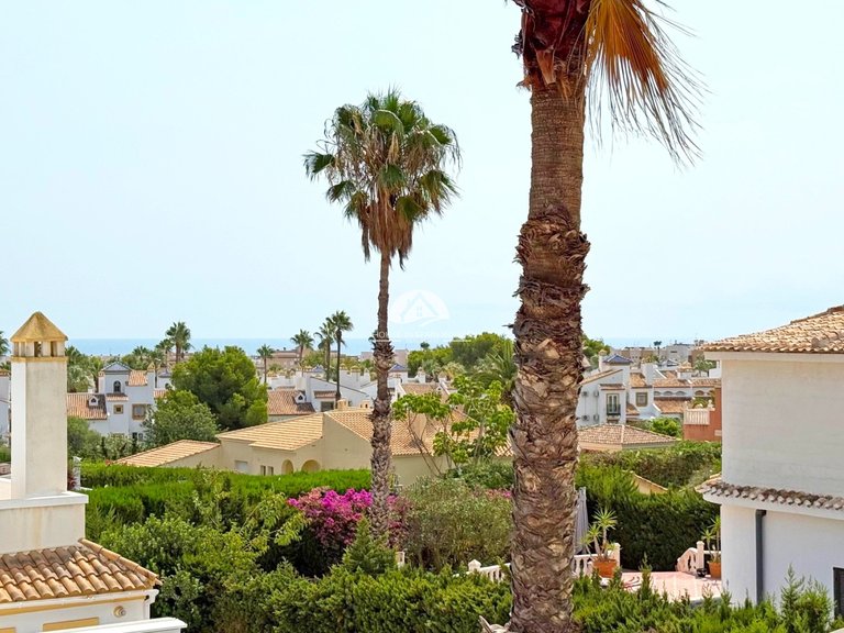 Villa for Sale in Villamartín - Las Filipinas Orihuela Costa, Alicante 11