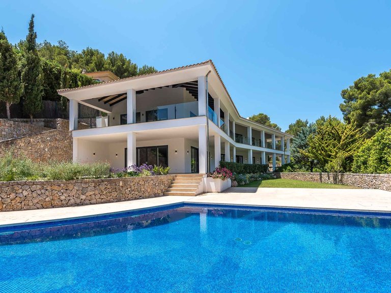 Villa for Sale in Calvià / Peguera, Balearic Islands 1