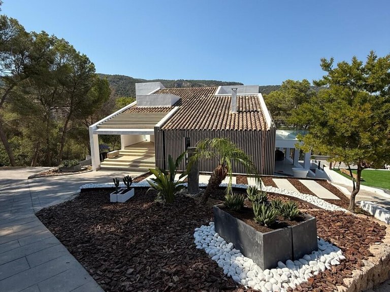 Villa for Long Term Rentals in Genova, Balearic Islands 2