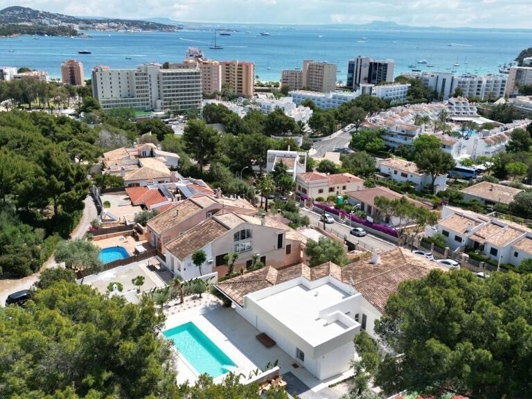 Villa for Long Term Rentals in Palmanova, Balearic Islands 1