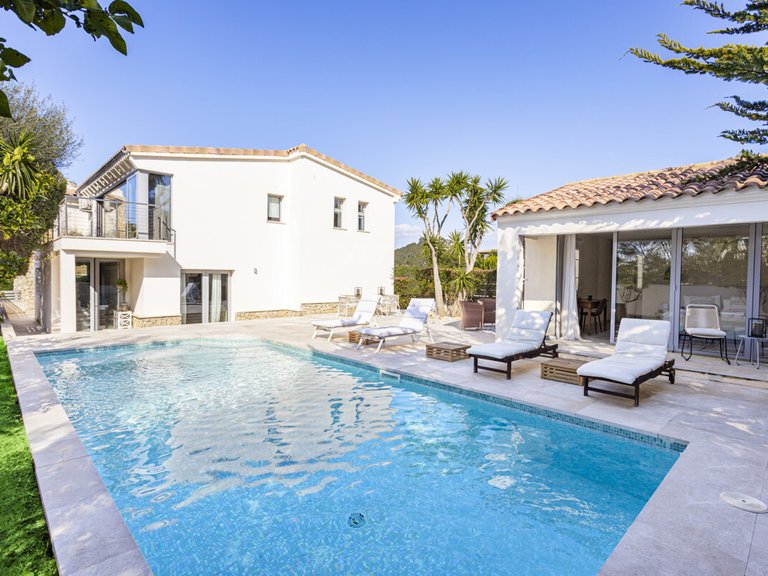 Villa for Sales in Santa Ponsa, Balearic Islands 1