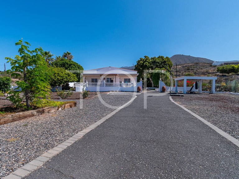 Country House for Sale in Guía De Isora, Tenerife 2