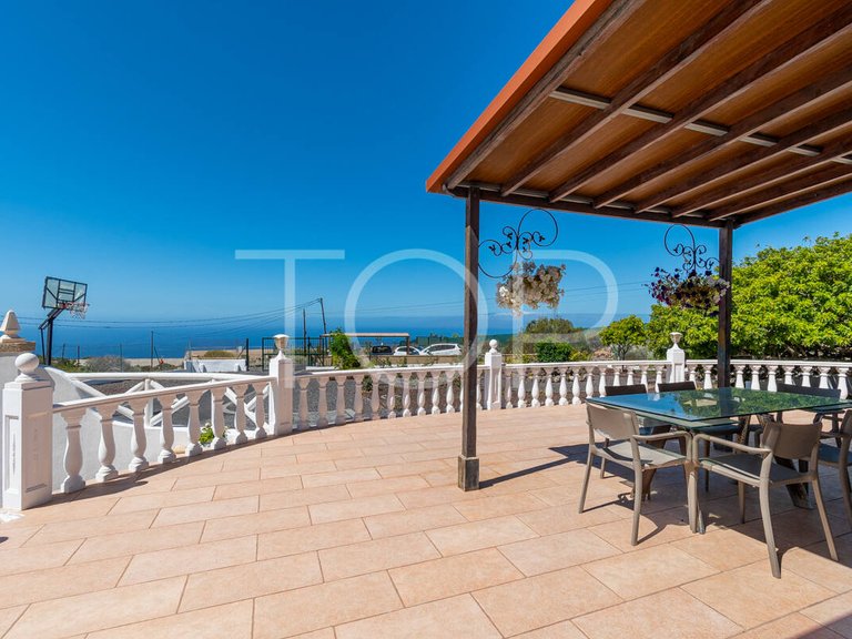 Country House for Sale in Guía De Isora, Tenerife 1