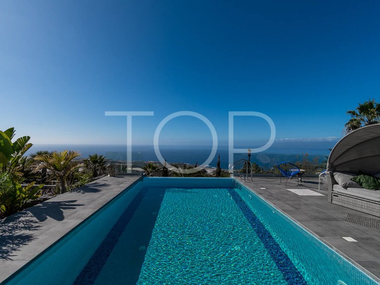 Villa for Sale in Guía De Isora, Tenerife 1