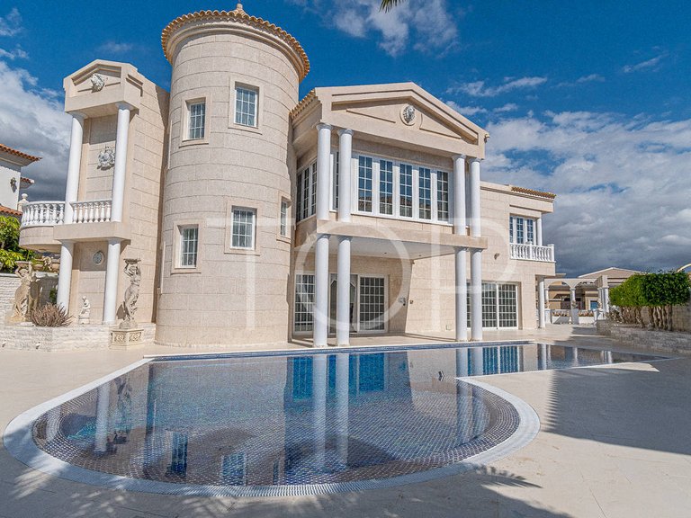 Villa for Sale in Golf Costa Adeje, Tenerife 2