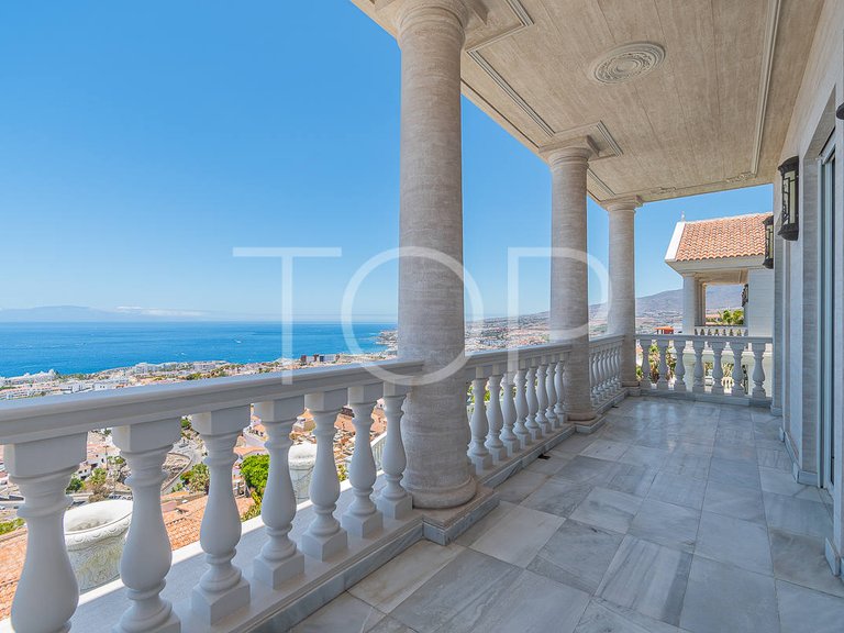 Villa for Sale in San Eugenio Alto, Tenerife 18