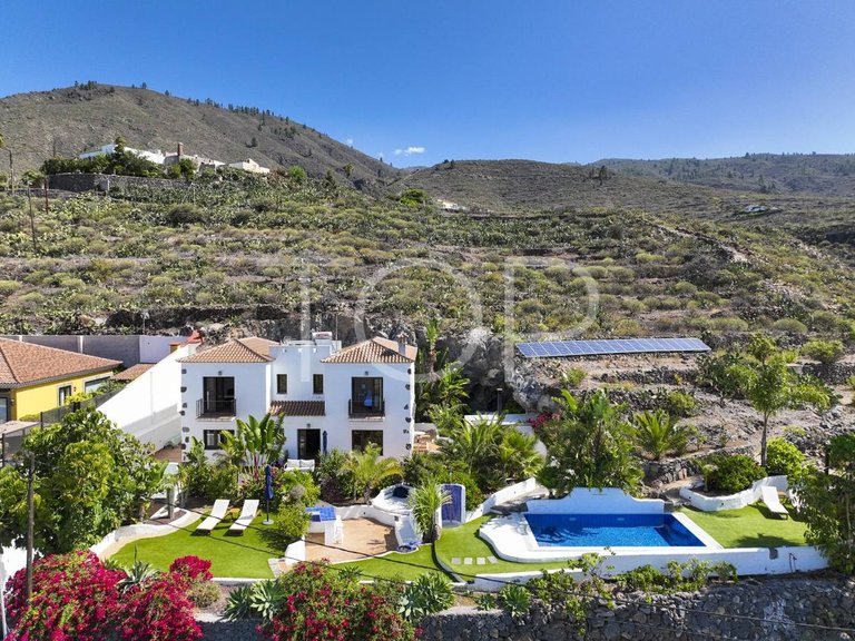 Town House for Sale in Guía De Isora, Tenerife 1