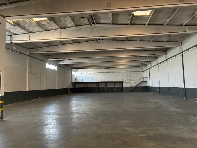 Commercial for Rent in Castêlo Da Maia, Porto 1