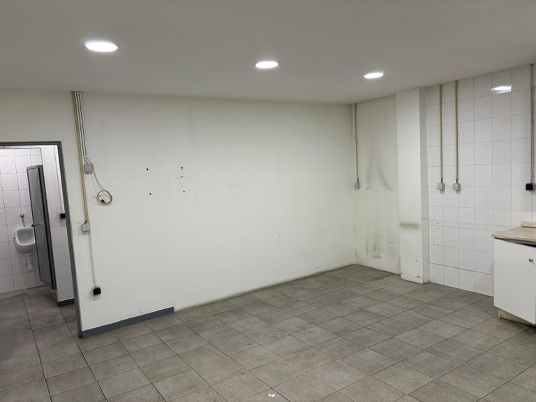 Commercial for Rent in Castêlo Da Maia, Porto 17