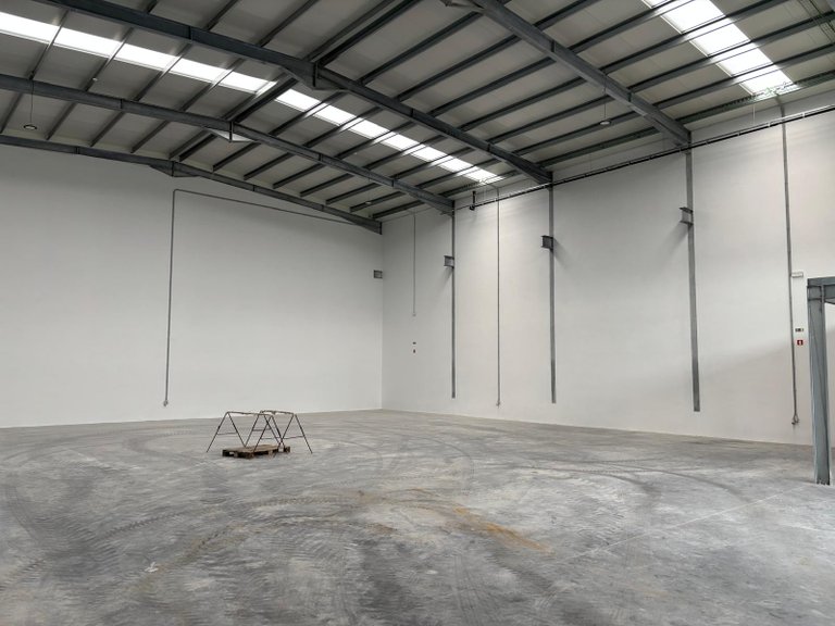 Commercial for Rent in Vilarinho Das Cambas, Cavado 1