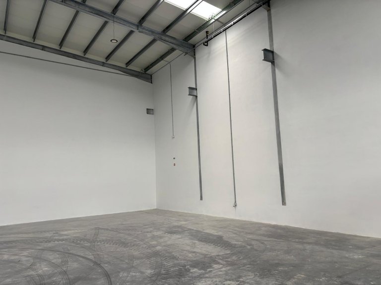 Commercial for Rent in Vilarinho Das Cambas, Cavado 2