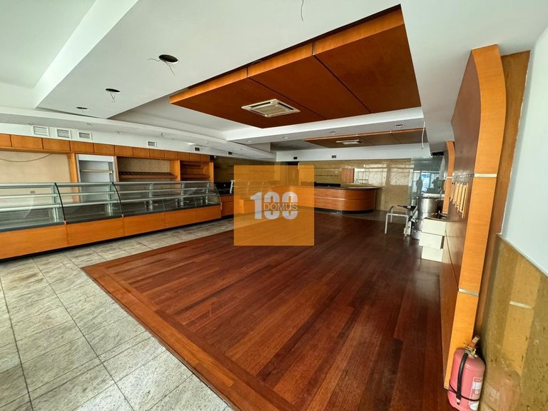 Commercial for Sale in Mafamude, Porto 1