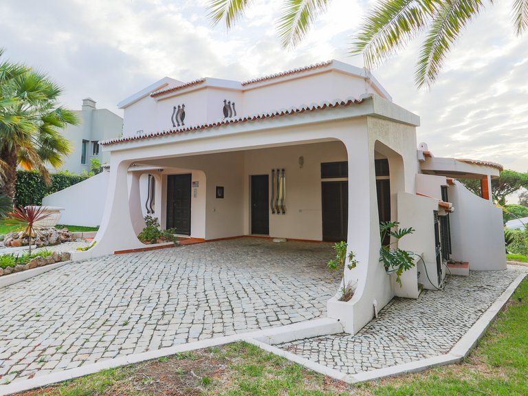 Villa for Sale in Quarteira, Loulé, Algarve 1