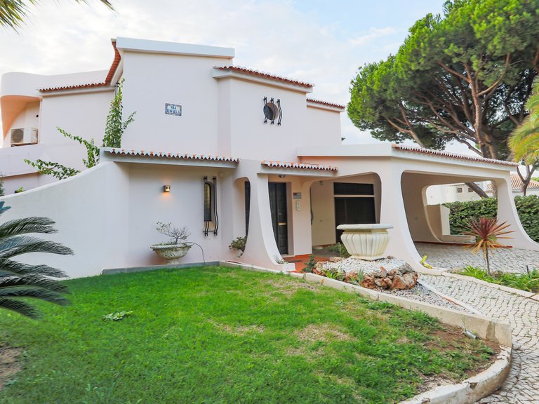 Villa for Sale in Quarteira, Loulé, Algarve 2