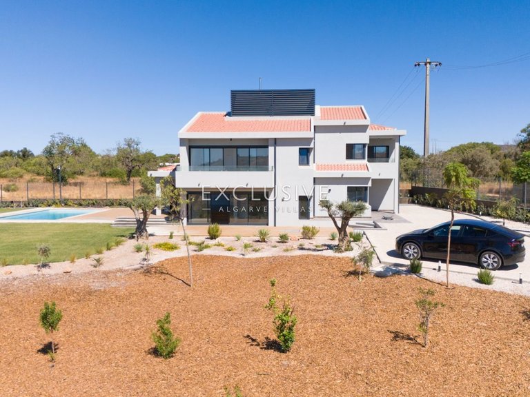 Villa for Sale in Quarteira, Algarve 4