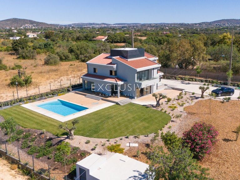Villa for Sale in Quarteira, Algarve 1