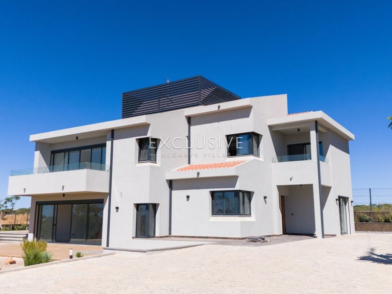 Villa for Sale in Quarteira, Algarve 2