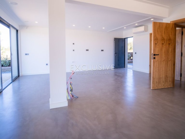 Villa for Sale in Quarteira, Algarve 6