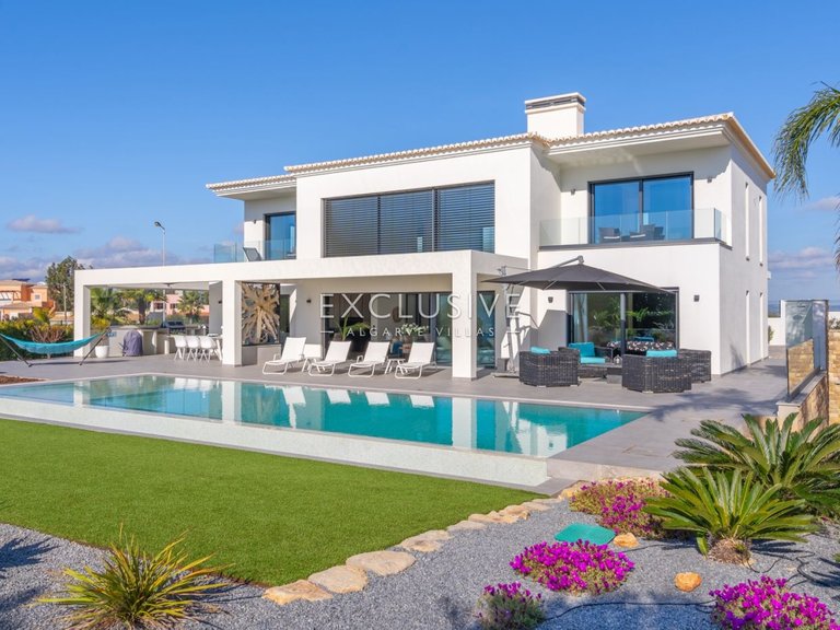 Villa for Sale in Carvoeiro, Algarve 1