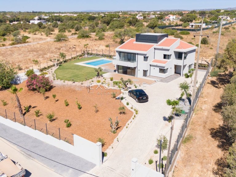 Villa for Sale in Quarteira, Algarve 25