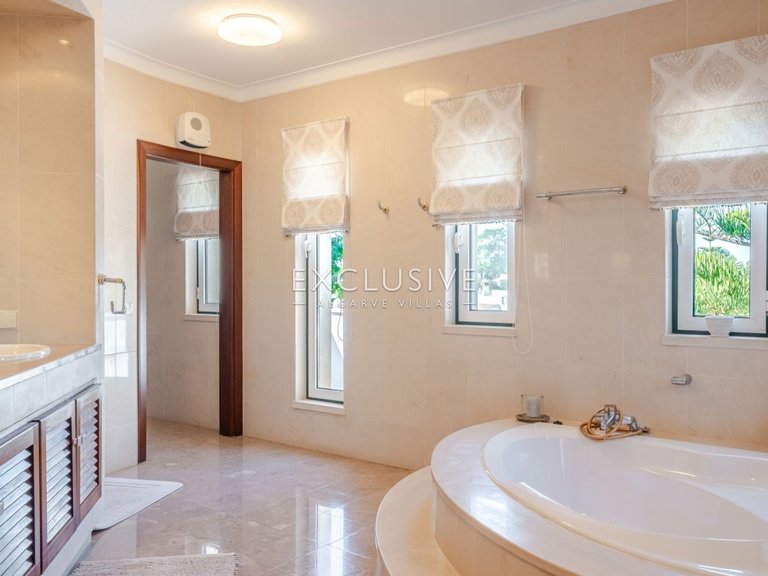 Villa for Sale in Carvoeiro, Algarve 6