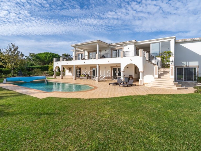 Villa for Sale in Praia Da Luz, Algarve 1