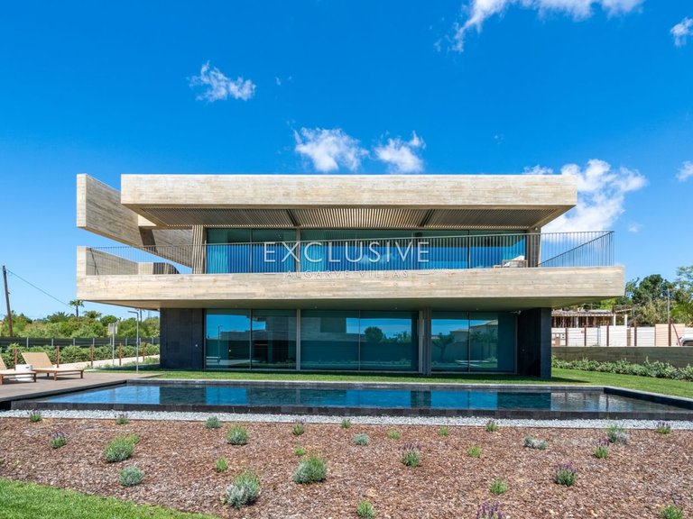Villa for Sale in Praia Da Luz, Algarve 1