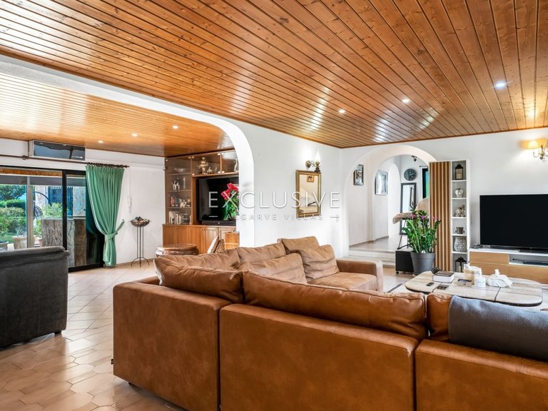 Villa for Sale in Quarteira, Algarve 10
