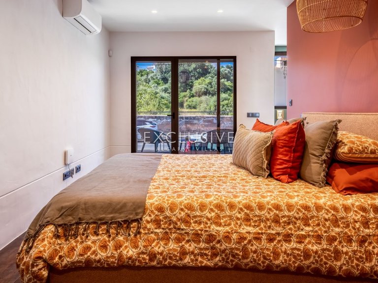Villa for Sale in Ferragudo, Algarve 11