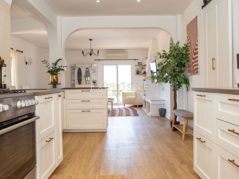 Villa for Sale in Porches, Algarve 7