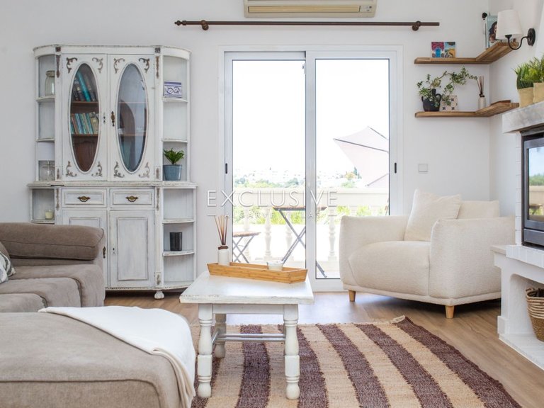 Villa for Sale in Porches, Algarve 5