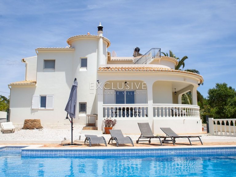 Villa for Sale in Porches, Algarve 1